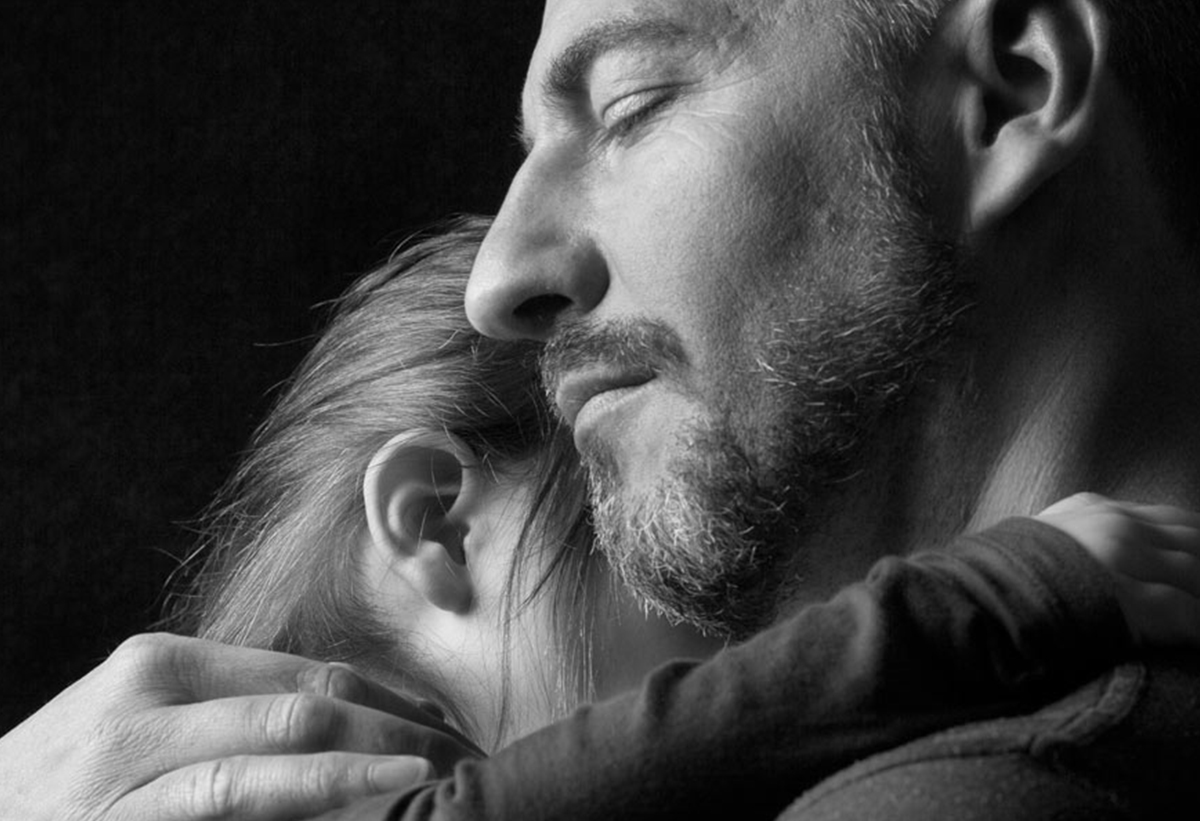 Στη φωτογραφία απεικονίζεται ένας πατέρας αγκαλιά με την κόρη του